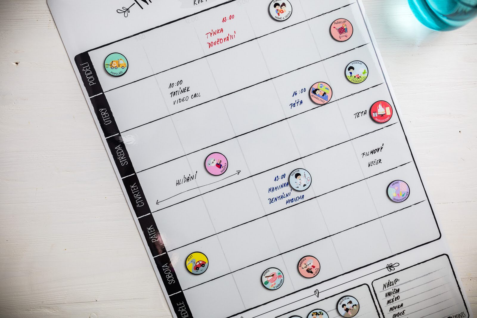 Týdenní magnetický kalendář Lyonis s barevnými ikonami a ručně psanými záznamy — přehled rodinného programu na celý týden